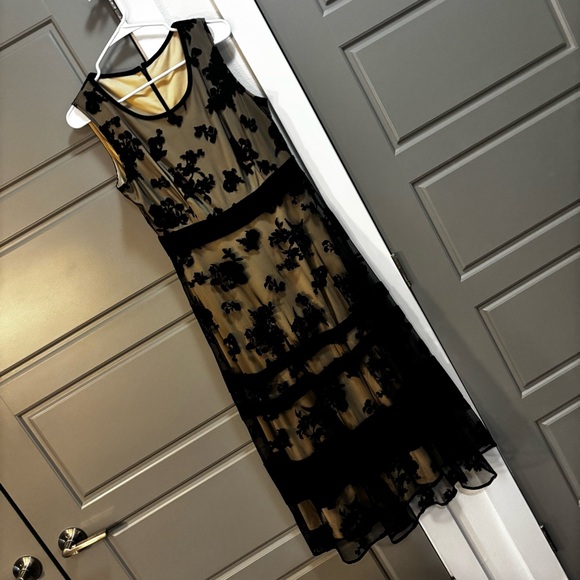 Dresses & Skirts - Elegant Black Floral Dress